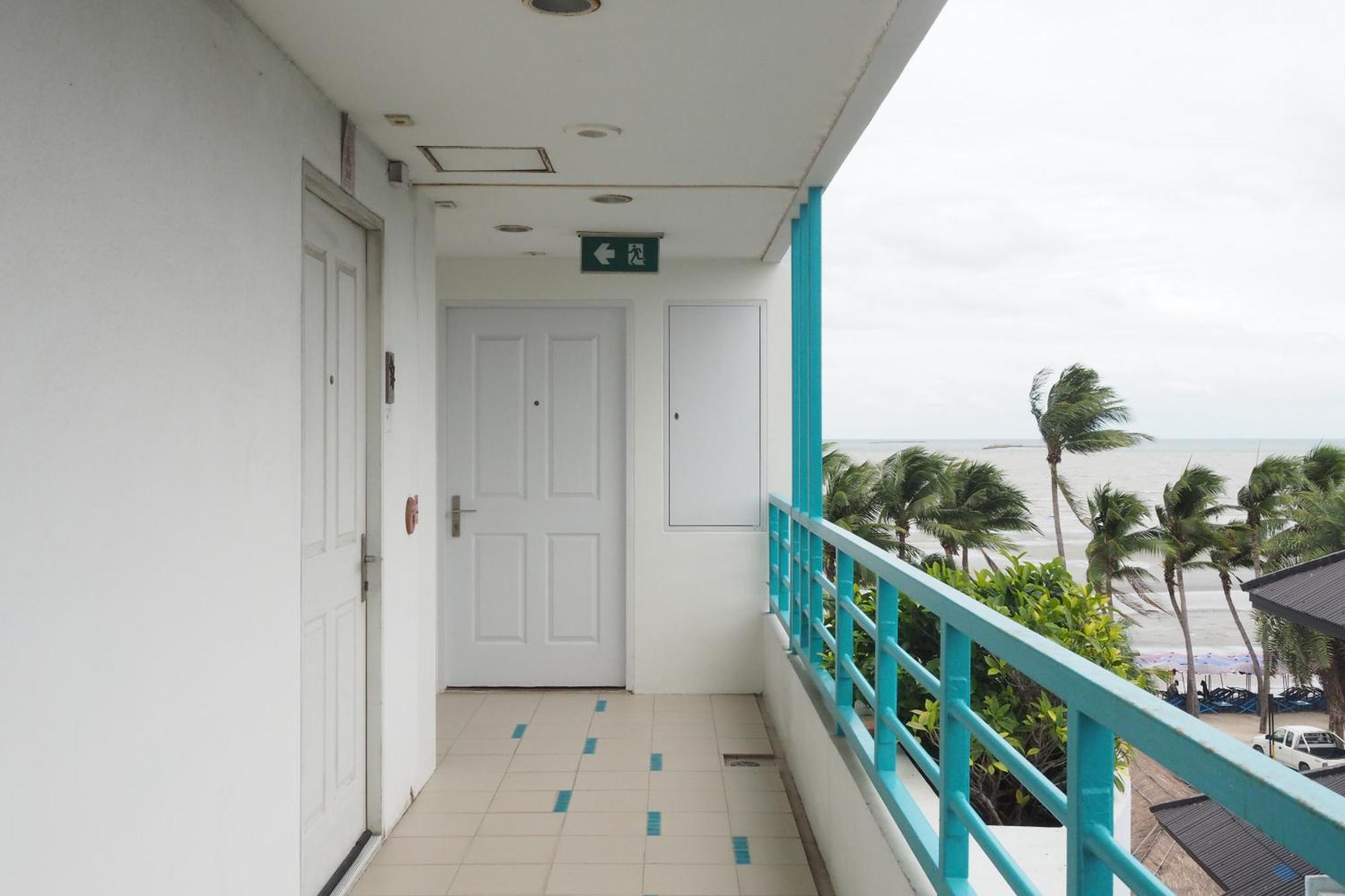 The Beach Bangsaen By Thanthita Next To Wonnapa Beach Free Disney Plus Eksteriør billede