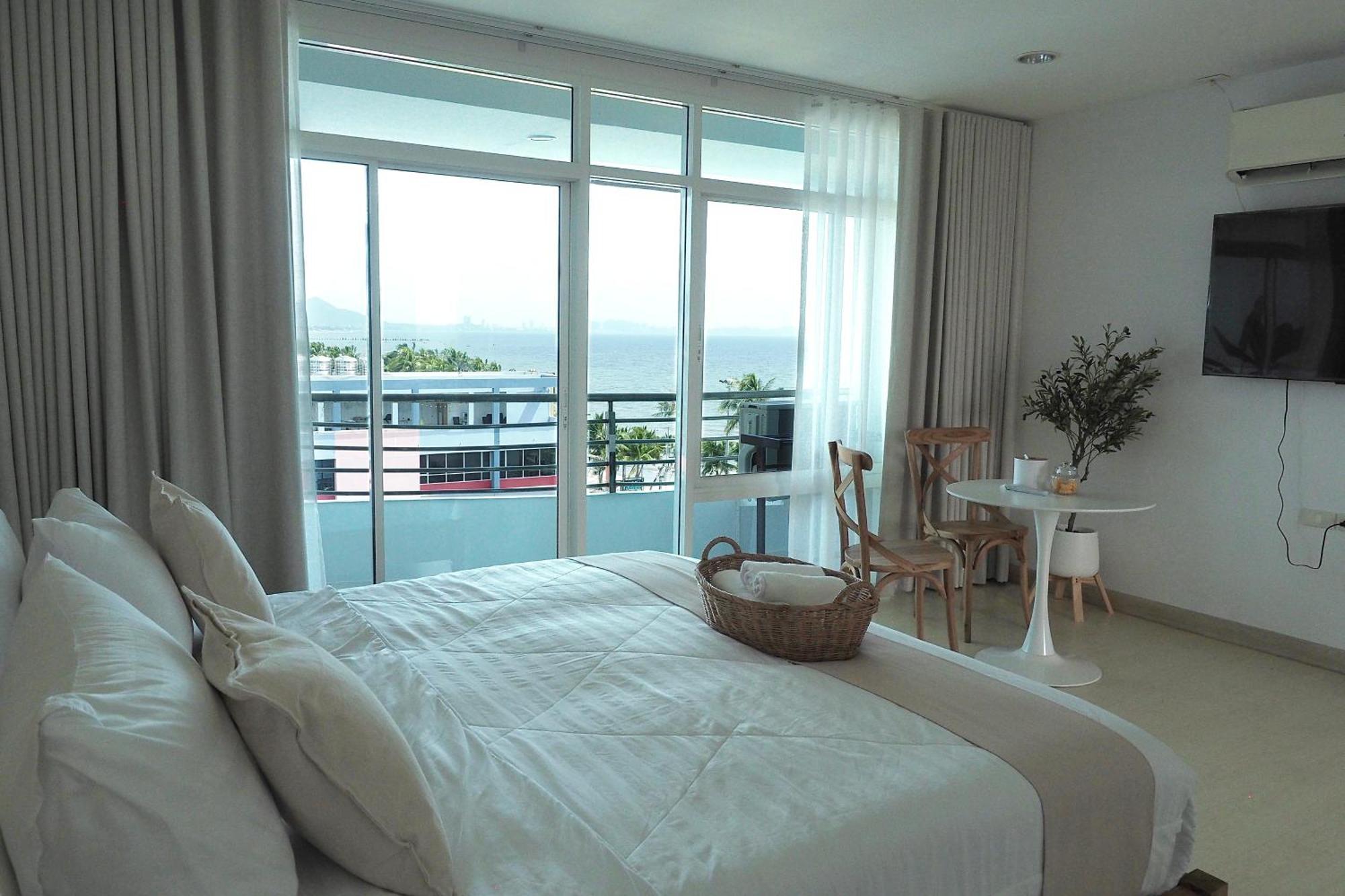 The Beach Bangsaen By Thanthita Next To Wonnapa Beach Free Disney Plus Eksteriør billede