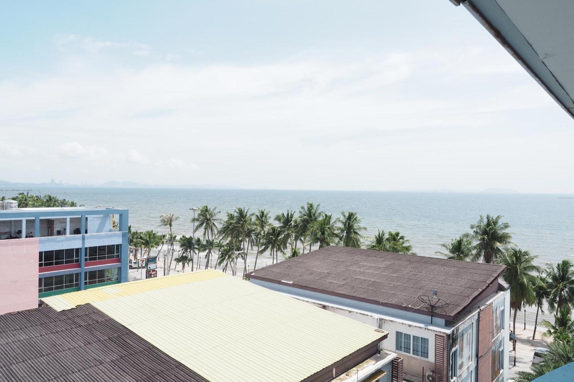 The Beach Bangsaen By Thanthita Next To Wonnapa Beach Free Disney Plus Eksteriør billede